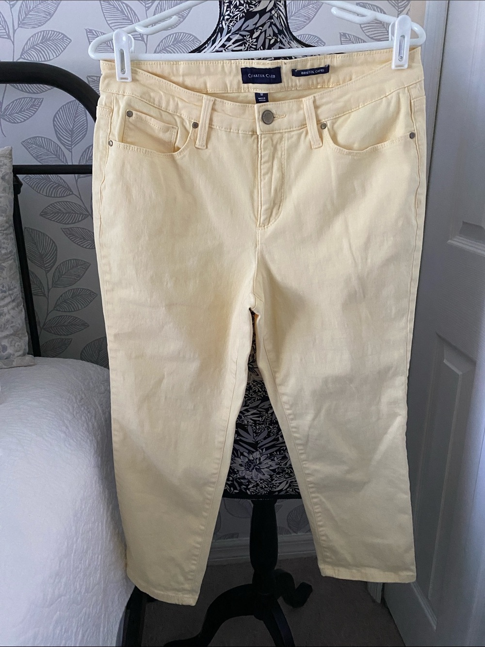 Charter Club Butter Yellow Bristol Capri lightweight jeans size 10